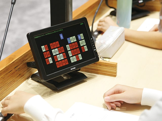 画像：手元のボタンを使い、「児童議会をきっかけに、市川市をさらによいまちにしたいと考える」ことを採決し、賛成者全員で可決されました