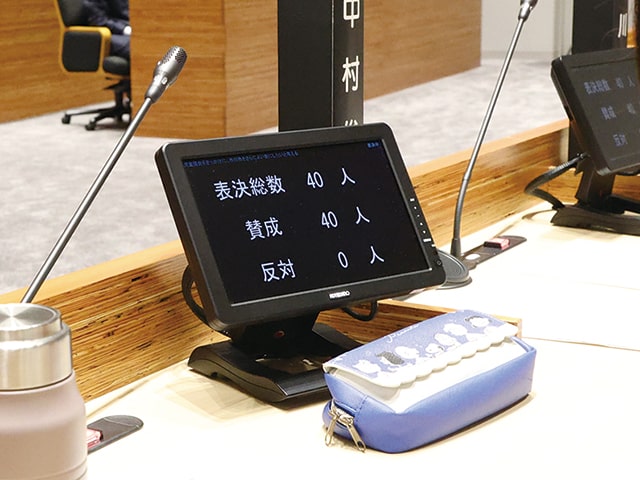 画像：手元のボタンを使い、「児童議会をきっかけに、市川市をさらによいまちにしたいと考える」ことを採決し、賛成者全員で可決されました