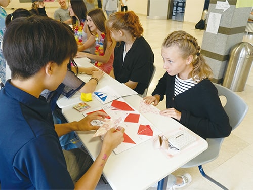 画像：折り紙を教えている様子