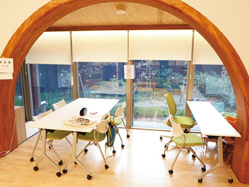 画像：飲食可の勉強スペース