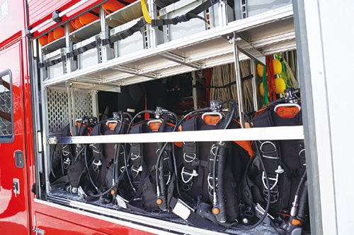 画像：車内にはウエットスーツや空気ボンベもの画像2