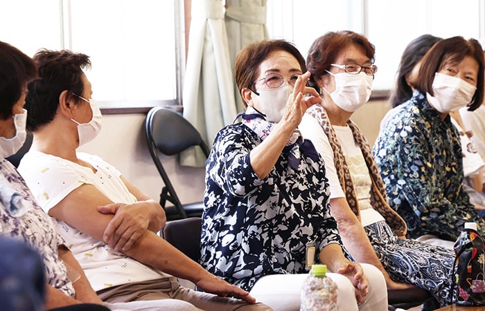 画像：スマイルカフェに参加する地域の方々