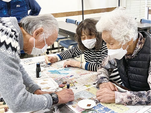 画像：講師として活躍する新﨑さん（左）