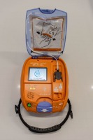 写真:貸出用AEDの画像(蓋を開けた状態)