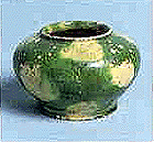 出土した二彩の小壺の画像