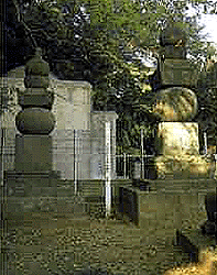 小笠原政信夫妻供養塔の画像