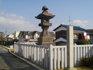 旧江戸川べりに建つ常夜灯の画像