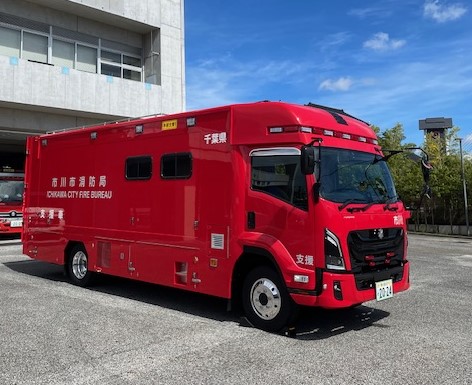 画像:消防自動車に属する支援車両右前の写真
