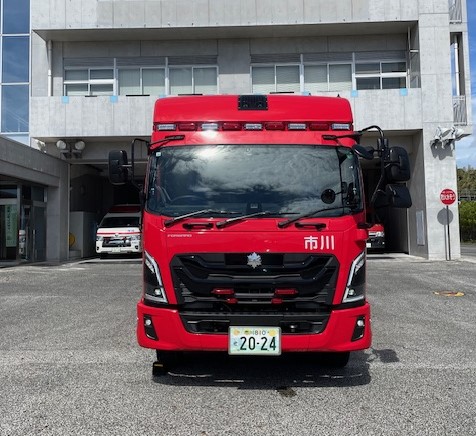画像:消防自動車に属する支援車両前の写真
