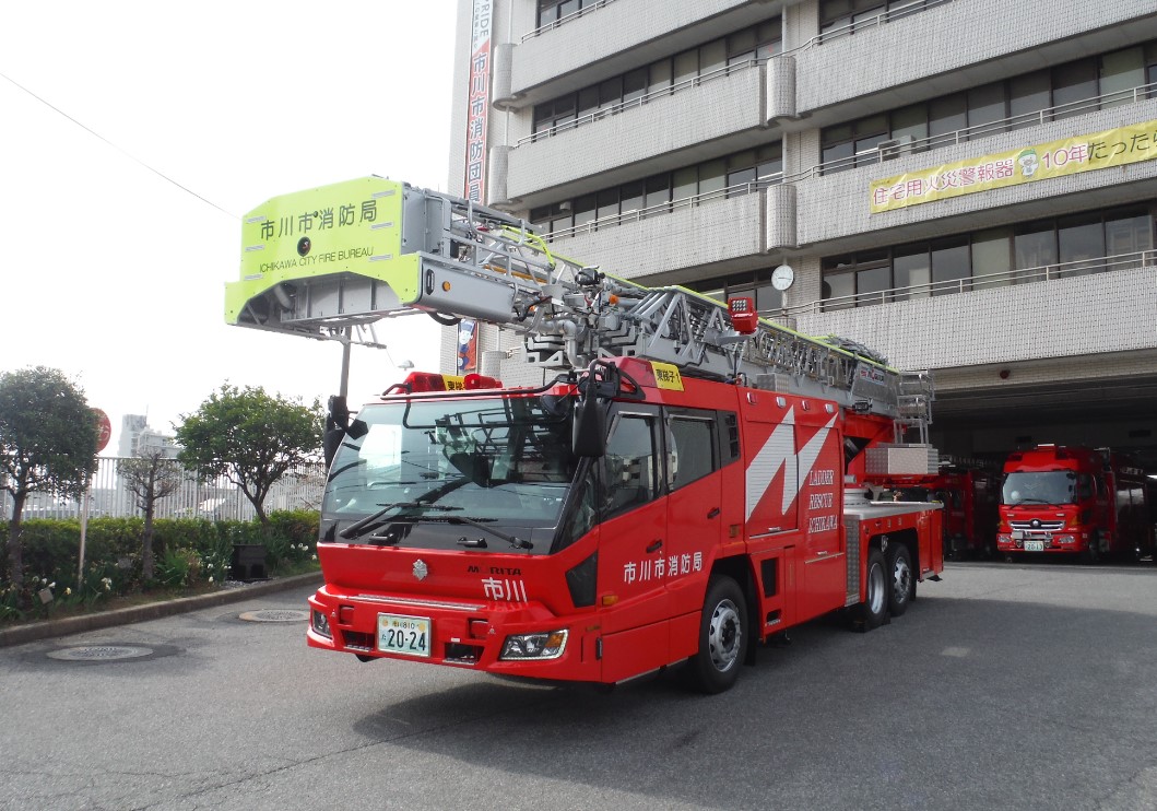 画像:東消防署の梯子車左の写真