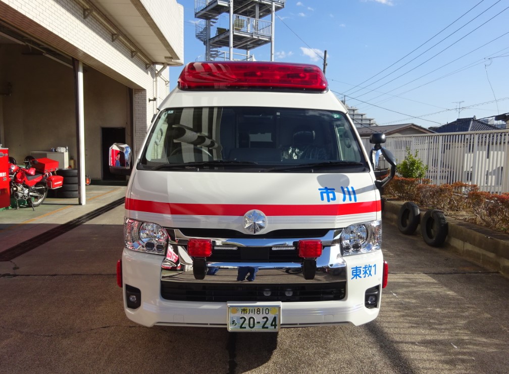 画像:東消防署の救急車前の写真