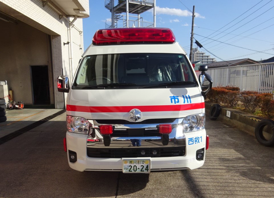 画像:西消防署の救急車前の写真