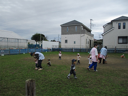 園舎前の広場の画像