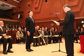 感謝状を受けとる金光代表取締役の画像