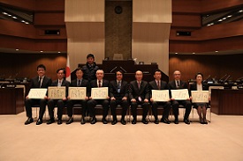 贈呈後の集合の画像