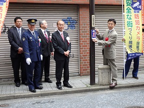 表示板設置の様子の画像