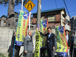 ​田平代表取締役社長及び市民部長による表示板設置の画像3