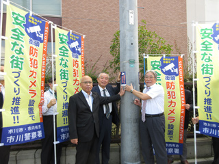 ​田平代表取締役社長及び市民部長による表示板設置の画像4