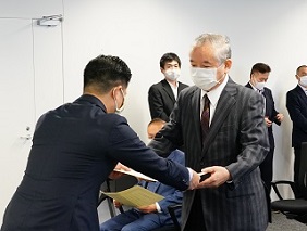 ​感謝状を受け取る田平代表取締役社長の画像