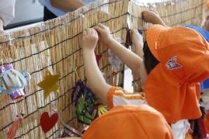 飾り付けの様子（築葉根幼稚園）写真1