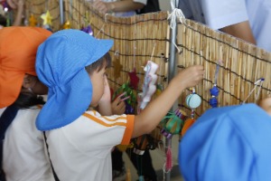 飾り付けの様子（築葉根幼稚園）写真2