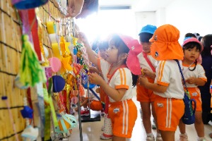 飾り付けの様子（築葉根幼稚園）写真3