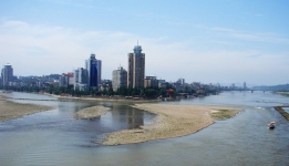 大河から臨む楽山市中心部の画像