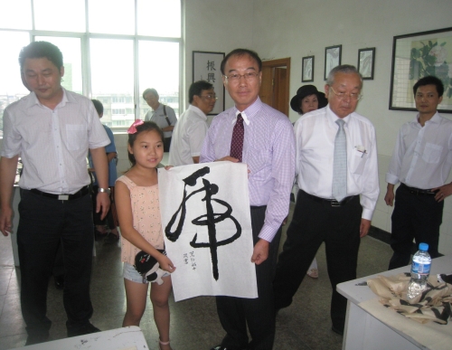 平成23年度市川市公式代表団（楽山市抹若中学校訪問）の画像