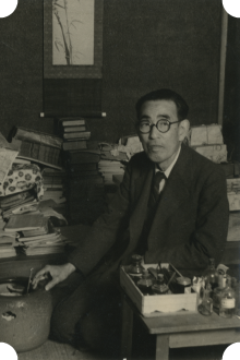 永井荷風が書斎で座っている写真