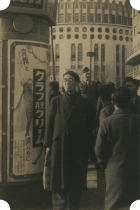 永井荷風が街中で経っている写真