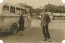 永井荷風がバスの前に立っている写真