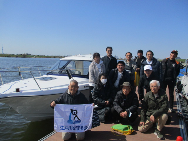 支部視察研修会（モーターボートに乗船し、川や海を視察）の画像