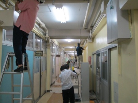 校内ペンキ塗りの様子の画像