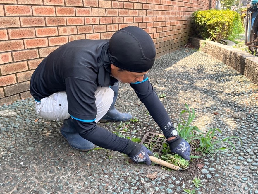 写真：環境整備（用務員）草刈り作業 