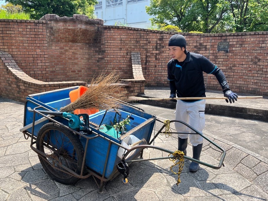 写真：環境整備（用務員）清掃作業