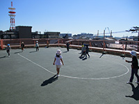 屋上で「だるまさんがころんだ」遊びの画像