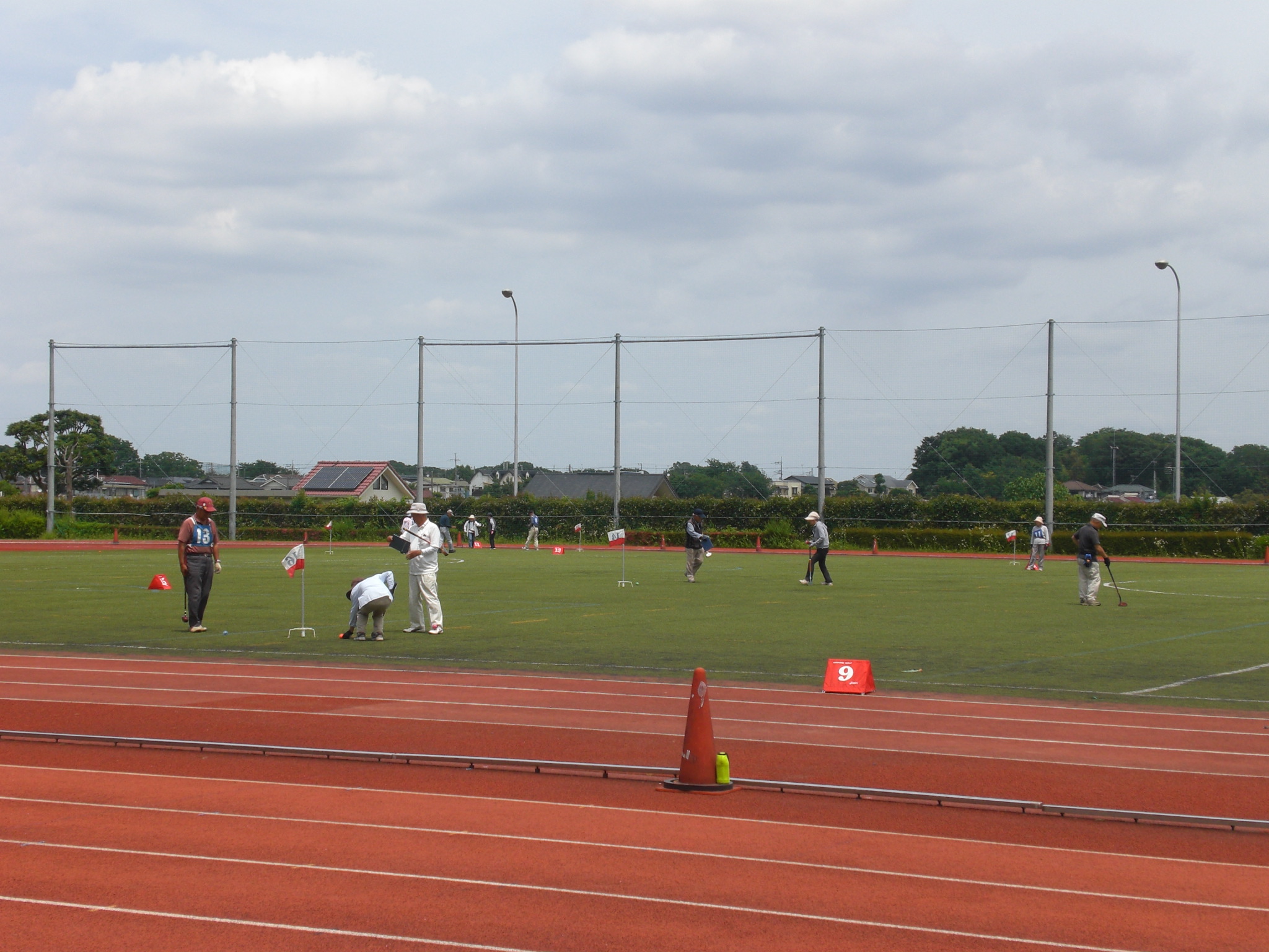 「写真：過去の大会参加者の競技中のひとコマ」