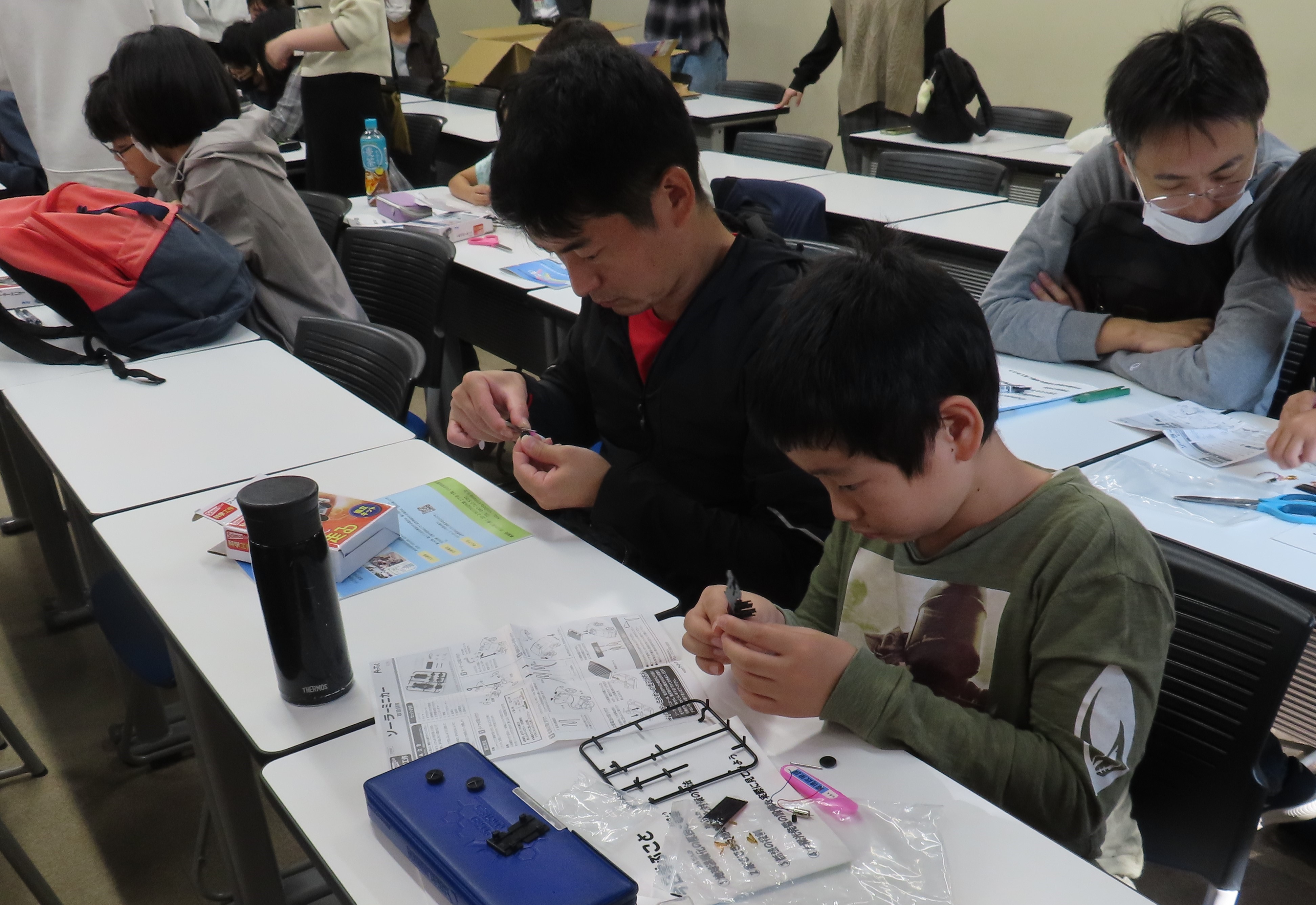 親子で工作をする様子の画像