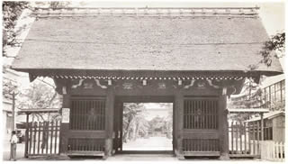 葛飾八幡宮「随神門」（昭和30年代の萱葺きの頃）の画像