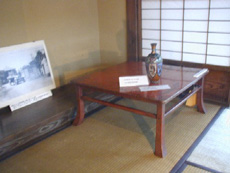 白秋愛用の机と花瓶（歴史博物館蔵）の画像