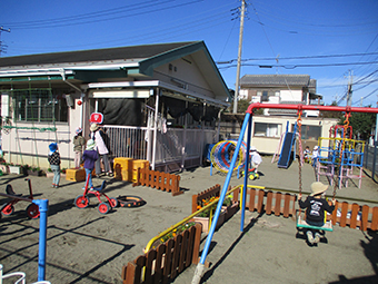 遊具あふれる園庭の画像