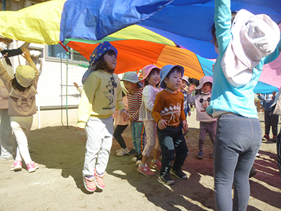 異年齢でバルーン遊びの画像