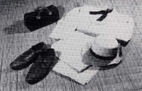 夏の麻の背広、蝶ネクタイ、パナマ帽、カバン、靴の画像