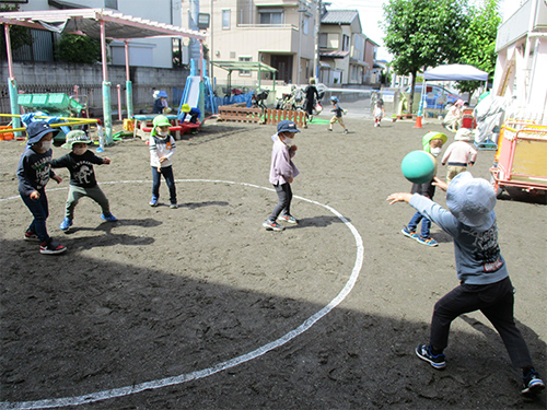 ドッジボール開始！よし当てるぞ！の画像
