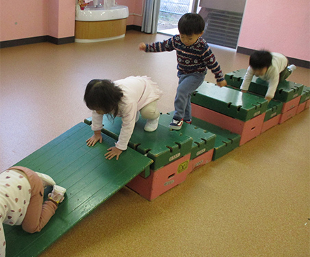 ​巧技台で体をいっぱい動かすぞ！の画像