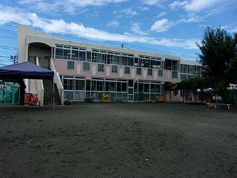 園庭と園舎の画像