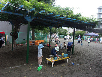 砂場遊びの画像