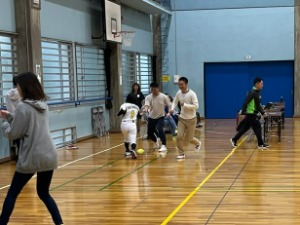 写真：ゲームの時間の様子。子供たちと親睦を深めました。