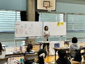 写真：トークの時間の様子。「夢」というテーマに沿って先生が語ってくれました。