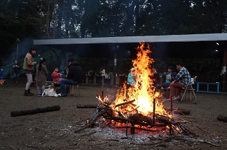 写真：火を囲もうの様子キャンプファイヤー